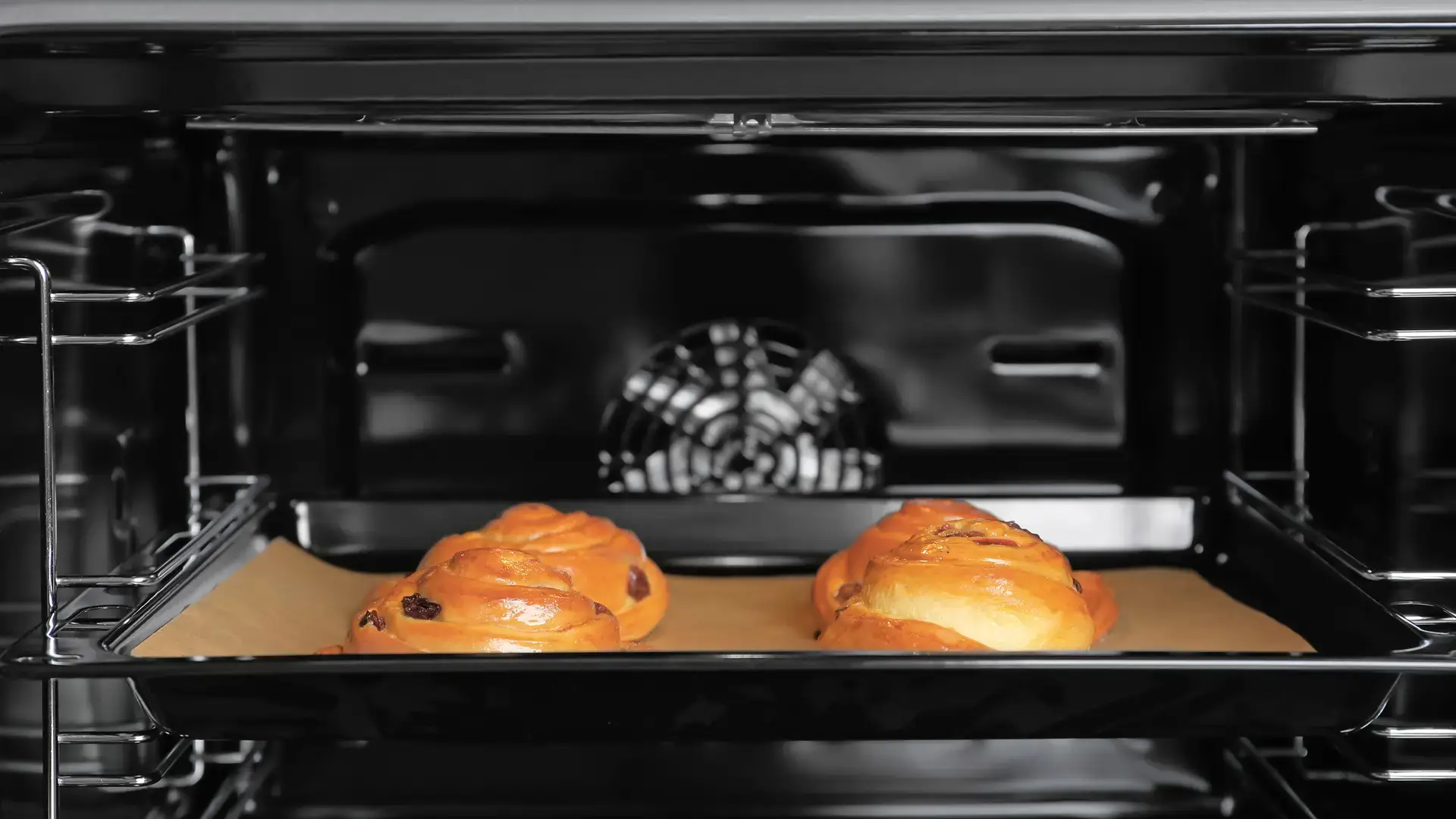 How does a fan oven work?

