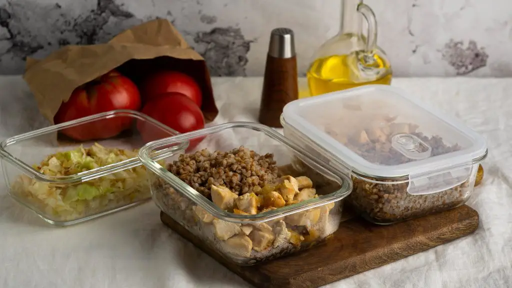 Find out which containers are microwave-safe and which to avoid. Keep your meals and microwave safe with CATA’s quick kitchen safety guide.