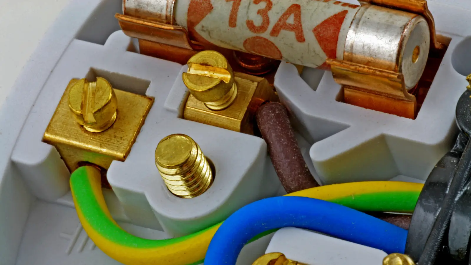 Can I Plug a Microwave & Grill Combo into a Normal Socket?