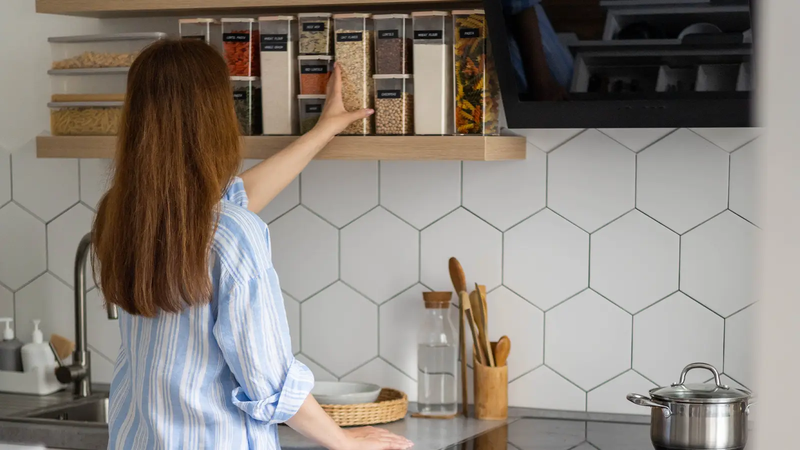 Discover smart space-saving appliance ideas for small flats and studios. Create a stylish, efficient kitchen without compromise. Read the full guide today.