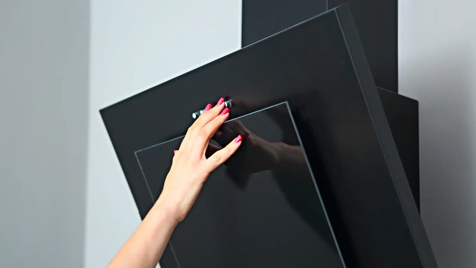 The Pros and Cons of Angled vs Chimney Cooker Hoods