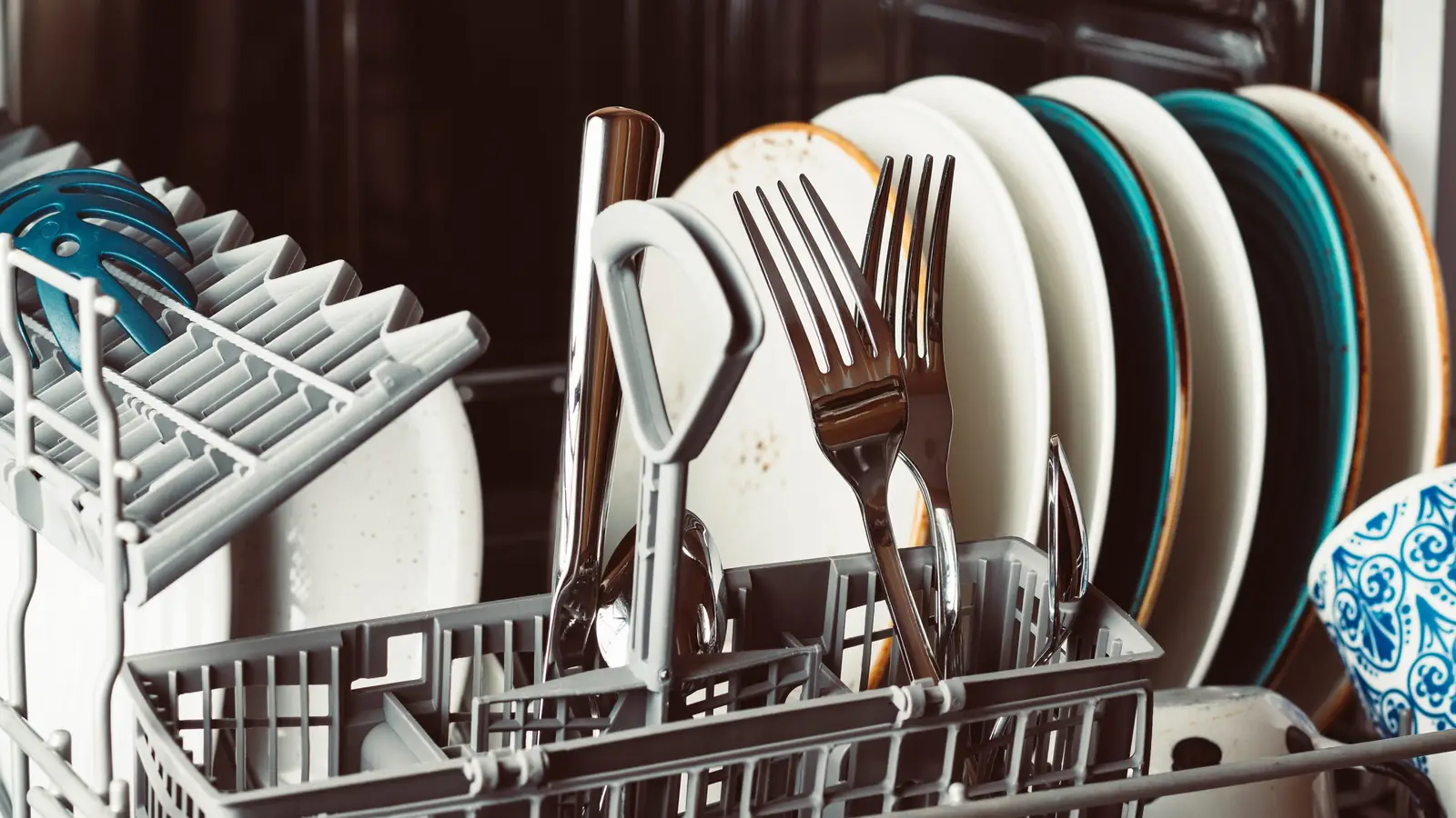 Can You Put Wooden Boards and Knives in a Dishwasher